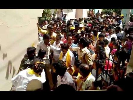 ಅಭಿಮಾನಿಗೆ ಹೊಡೆದು ಉಗ್ರ ಪ್ರತಾಪ ತೋರಿದ ನಟ ಬಾಲಕೃಷ್ಣ