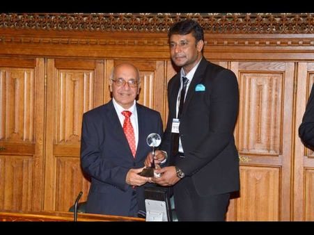 'ಲಂಡನ್'ನಲ್ಲಿ ಪ್ರಶಸ್ತಿ ಪಡೆದು ಬಂದ ದರ್ಶನ್ ಮಾಡಿದ ಟ್ವೀಟ್ ಏನು?