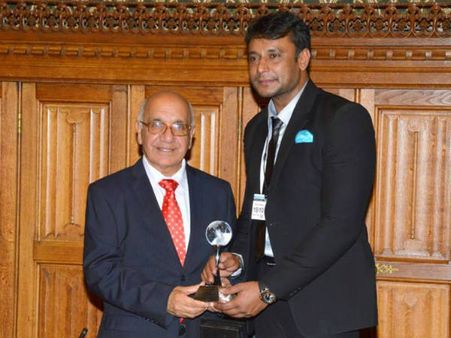 'ಲಂಡನ್'ನಲ್ಲಿ ದಾಸನಿಗೆ ಪ್ರಶಸ್ತಿ: ಗೊಂದಲದ ಬಗ್ಗೆ ದರ್ಶನ್ ಮ್ಯಾನೇಜರ್ ಸ್ಪಷ್ಟನೆ.!