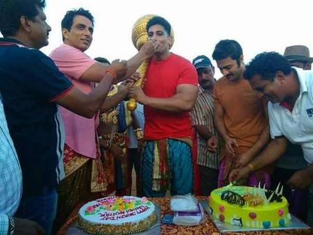 'ಕುರುಕ್ಷೇತ್ರ' ಶೂಟಿಂಗ್ ಸೆಟ್ ನಲ್ಲಿ 'ಭೀಮ'ನ ಹುಟ್ಟುಹಬ್ಬ ಆಚರಣೆ