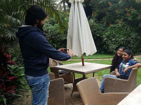 ಆಹಾ... ಯಶ್ ಗೆ ಎಂಥಾ ಕೆಲಸ ಕೊಟ್ರಮ್ಮ ಹುಡುಗೀರಾ.!