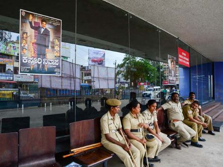 ಪೊಲೀಸ್ ಭದ್ರತೆಯೊಂದಿಗೆ ಊರ್ವಶಿಯಲ್ಲಿ 'ಕಸ್ತೂರಿ ನಿವಾಸ' ಚಿತ್ರ ಪ್ರದರ್ಶನ