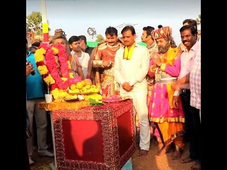 'ಹೈದರಾಬಾದ್'ನಲ್ಲಿ ಕನ್ನಡ ಬಾವುಟ ಹಾರಿಸಿ ಸಂಭ್ರಮಿಸಿದ 'ಕುರುಕ್ಷೇತ್ರ'.!