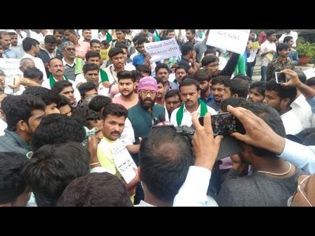 ನೀರಿಗಾಗಿ ಬೀದಿಗಿಳಿದು ಪ್ರತಿಭಟನೆ ಮಾಡಿದ 'ಮಠ' ಗುರುಪ್ರಸಾದ್