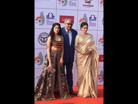 'IFFI 2017' ಕಾರ್ಯಕ್ರಮದಲ್ಲಿ ಮಿಂಚಿದ ಶ್ರೀದೇವಿ ಪುತ್ರಿ ಜಾಹ್ನವಿ