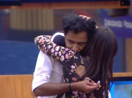 ಕಿವಿಯೋಲೆ ಕೊಡಿಸಿದ ರಿಯಾಝ್: ಭಾವುಕರಾದ ಹೆಣ್ಮಕ್ಕಳು