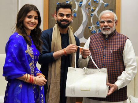 ಇಂದು ಕೊಹ್ಲಿ ಅನುಷ್ಕಾ ಆರತಕ್ಷತೆ : ಪ್ರಧಾನಿ ಮೋದಿಗೆ ಆಮಂತ್ರಣ ನೀಡಿದ ನವ ಜೋಡಿ