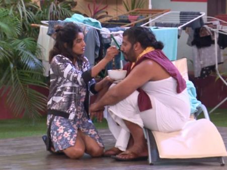 ಅಂದು ಮೊಸರಿಗಾಗಿ ಗಲಾಟೆ ಮಾಡಿದವರೇ ಇಂದು ಸಮೀರಾಚಾರ್ಯಗೆ ತಿನ್ನಿಸಿದರು.!