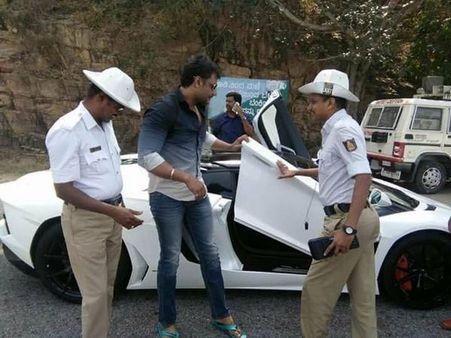 ದರ್ಶನ್ ಹೊಸ ಕಾರಿಗೆ ಅಡ್ಡ ಹಾಕಿದ ಪೊಲೀಸರು