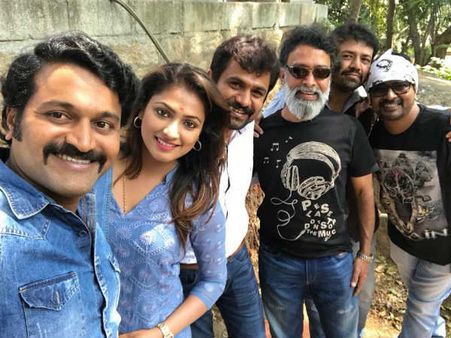 ಅದ್ದೂರಿಯಾಗಿ ನೆರವೇರಿತು 'ಬೆಲ್ ಬಾಟಂ' ಚಿತ್ರದ ಮುಹೂರ್ತ