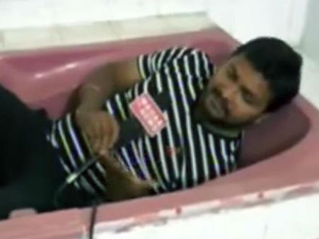 'ಬಾತ್ ಟಬ್'ನಲ್ಲಿ ಮಲಗಿ ಶ್ರೀದೇವಿ ಸಾವಿನ ಬಗ್ಗೆ ವರದಿ ನೀಡಿದ ಪತ್ರಕರ್ತ!