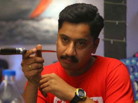 ಕ್ಷಣ ಮಾತ್ರದಲ್ಲೇ ಅಪಾಯದಿಂದ ಪಾರಾದ ಸಂಚಾರಿ ವಿಜಯ್