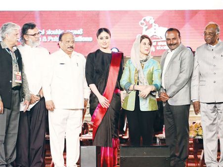 ಬೆಂಗಳೂರು ಚಿತ್ರೋತ್ಸವಕ್ಕೆ ಅದ್ಧೂರಿ ಚಾಲನೆ: ಜ್ಯೋತಿ ಬೆಳಗಿದ ಕರೀನಾ ಕಪೂರ್