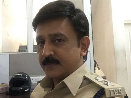 'ಭೈರಾ ದೇವಿ' ಚಿತ್ರಕ್ಕಾಗಿ ಖಾಕಿ ತೊಟ್ಟ ನಟ ರಮೇಶ್ ಅರವಿಂದ್