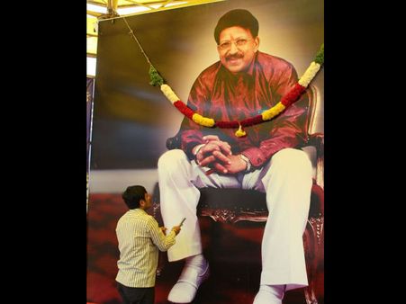 ಪುತ್ಥಳಿಗಳ ಮೂಲಕ ವಿಷ್ಣುವರ್ಧನ್ ರನ್ನ ಜೀವಂತವಾಗಿರಿಸಿದ ಅಭಿಮಾನಿ