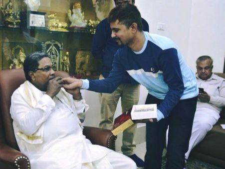 ಒಳ್ಳೆ ಹುಡ್ಗನ ಹೇರ್ ಸ್ಟೈಲ್ ನೋಡಿ ಮೆಚ್ಚಿದ ಸಿ ಎಂ ಸಿದ್ದರಾಮಯ್ಯ