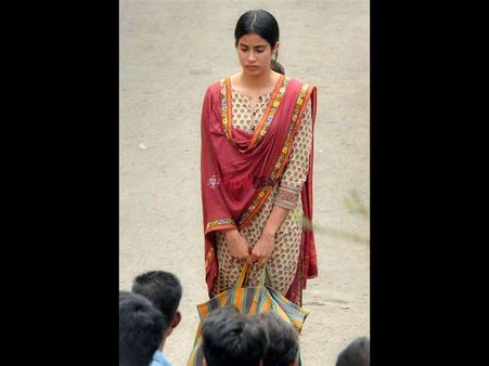 ಬಟ್ಟೆ-ಬರೆಯೊಂದಿಗೆ ಬೀದಿಗೆ ಬಂದ ಶ್ರೀದೇವಿ ಪುತ್ರಿ