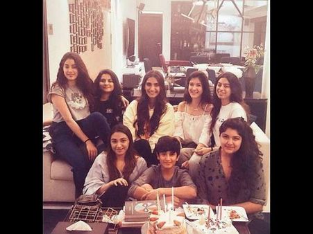 ನೋವಿನಲ್ಲಿರುವ ಜಾಹ್ನವಿಗೆ ಸಂತಸ ತಂದ ಕಪೂರ್ ಸಹೋದರಿಯರು