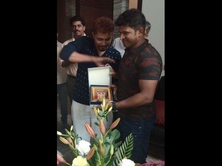 ಪವರ್ ಸ್ಟಾರ್ ಗೆ 'ಬಂಗಾರ'ದ ಉಡುಗೊರೆ ನೀಡಿದ ಪ್ರಥಮ