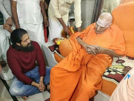 ಸಿದ್ದಗಂಗಾ ಮಠಕ್ಕೆ ಭೇಟಿ ನೀಡಿದ ರಾಕಿಂಗ್ ಸ್ಟಾರ್ ಯಶ್