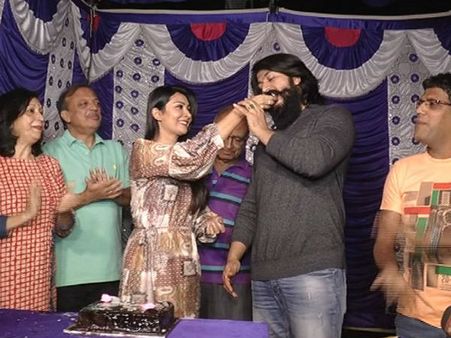 ತವರು ಮನೆಯಲ್ಲಿ ಫ್ಯಾನ್ಸ್ ಜೊತೆಗೆ ಹುಟ್ಟುಹಬ್ಬ ಆಚರಿಸಿದ ರಾಧಿಕಾ ಪಂಡಿತ್