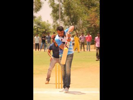 ಅಭಿಮಾನಿಗಳ ಜೊತೆ ಅಭಿಮಾನಿಯಾದ ದರ್ಶನ್