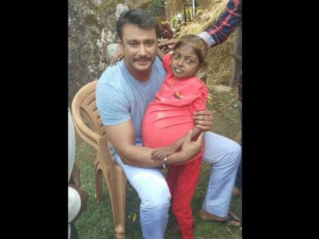 ಪುಟ್ಟ ಅಭಿಮಾನಿಗೆ ಅಪಾರ ಪ್ರೀತಿ ನೀಡಿದ 'ದಾಸ'