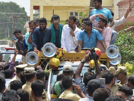 ಸಿದ್ದರಾಮಯ್ಯ ಪರ ಪ್ರಚಾರಕ್ಕಿಳಿದ ಚಾಲೆಂಜಿಂಗ್ ಸ್ಟಾರ್: ದರ್ಶನ್ ಗೆ ಧಿಕ್ಕಾರ ಕೂಗಿದ ಜೆಡಿಎಸ್.!