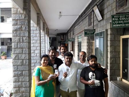 ಪತ್ನಿ ಮತ್ತು ಮಕ್ಕಳ ಜೊತೆಗೆ ಮತ ಚಲಾವಣೆ ಮಾಡಿದ ಜಗ್ಗೇಶ್