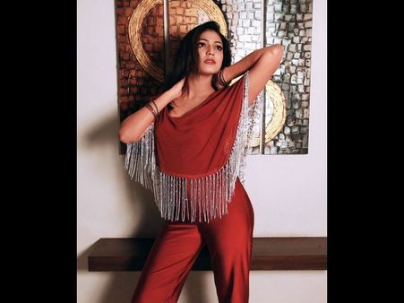 ಸಂಪ್ರದಾಯಸ್ಥ ಹರಿಪ್ರಿಯಾ ಅವರ ಇನ್ನೊಂದು ಕಲೆ ನೋಡಿ