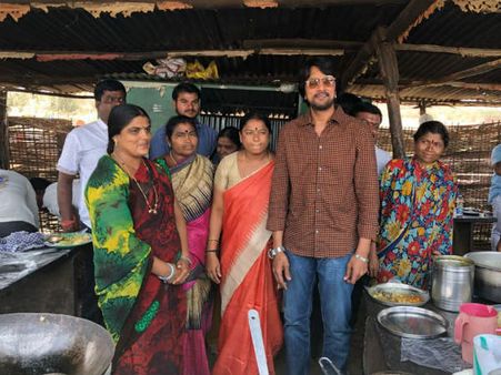 ರಸ್ತೆ ಬದಿ ತಿಂಡಿ ತಿಂದ ಕಿಚ್ಚ ಮಾಲೀಕರಿಗೆ ಕೊಟ್ಟ ಹಣ ಎಷ್ಟು?