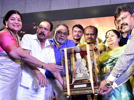 ಫಿಲ್ಮ್ ಚೇಂಬರ್ ಕಡೆಯಿಂದ ಸಿ.ಎಂ ಎಚ್.ಡಿ.ಕುಮಾರಸ್ವಾಮಿಗೆ ಸನ್ಮಾನ