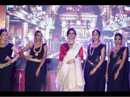 ಬಂಗಾರದ ಗೊಂಬೆಯಾಗಿ Ramp Walk ಮಾಡಿದ ಶೃತಿ ಹರಿಹರನ್