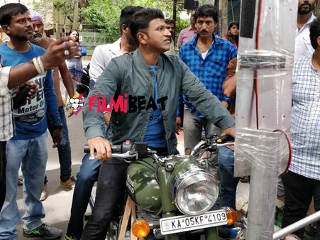 ಬೆಂಗಳೂರಿನ ಬೀದಿಗಳಲ್ಲಿ ಬುಲೆಟ್ ಮೇಲೆ ಪುನೀತ್-ಚಿಕ್ಕಣ್ಣ ಸವಾರಿ