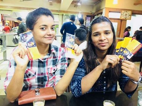 ಇವ್ರೆಲ್ಲ 500 ರೂಪಾಯಿ ಕೊಟ್ಟು 'ದಿ ವಿಲನ್' ಟೀಸರ್ ಟಿಕೆಟ್ ಕೊಂಡ್ಕೊಂಡ್ರು