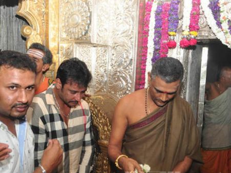 ಆಷಾಢ ಶುಕ್ರವಾರ ಹಿನ್ನೆಲೆ ಚಾಮುಂಡಿ ದರ್ಶನ ಪಡೆದ ಡಿ ಬಾಸ್