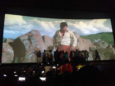 ಬೆಳಗ್ಗೆ 6 ಗಂಟೆಗೆ ಪ್ರದರ್ಶನ ಶುರು, ಮಾರ್ನಿಂಗ್ ಶೋ ಟಿಕೆಟ್ ಸೋಲ್ಡ್ ಔಟ್ : ಇದು ರಾಮಾಚಾರಿಯ ಆರ್ಭಟ