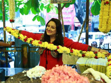 ಒಂದೊಳ್ಳೆ ಕಾರಣಕ್ಕಾಗಿ ಗಾಂಧಿ ಬಜಾರ್ ನಲ್ಲಿ ಹೂ ಮಾರಿದ ಪ್ರಿಯಾಂಕಾ ಉಪೇಂದ್ರ.!