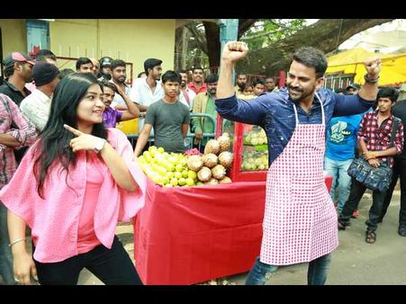 ಇದೇ ರಿಯಾಲಿಟಿ: ಬೀದಿಬದಿಯಲ್ಲಿ ಮೂಸಂಬಿ ಜ್ಯೂಸ್ ಮಾರಿದ ಧನಂಜಯ್.!