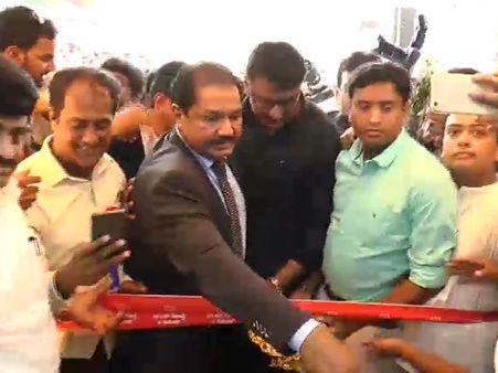 ದರ್ಶನ್ ನ ನೋಡಲು ಅಭಿಮಾನಿಗಳ ನೂಕುನುಗ್ಗಲು, ಲಘು ಲಾಠಿ ಪ್ರಹಾರ.!