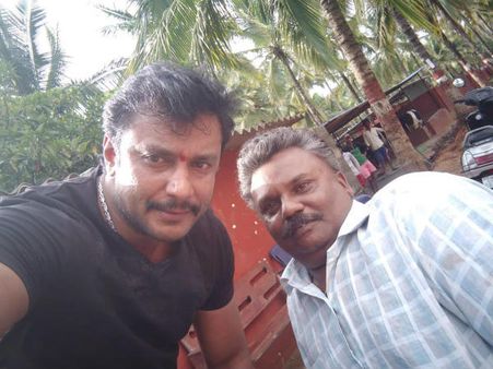 ಅಂಗವಿಕಲ ಅಭಿಮಾನಿಗೆ ಊಟ ಬಡಿಸಿದ ದರ್ಶನ್