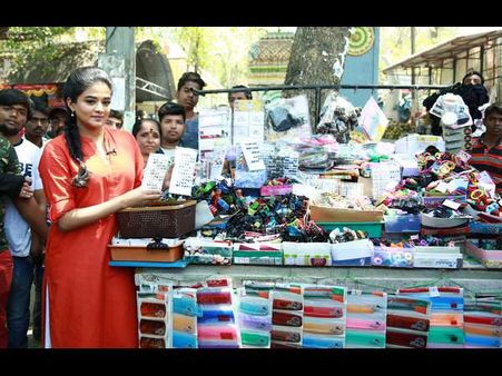 ರಸ್ತೆ ಬದಿಯಲ್ಲಿ ಬೊಟ್ಟು, ಬಾಚಣಿಗೆ ಮಾರಿದ ಪಂಚಭಾಷಾ ಚತುರೆ ಪ್ರಿಯಾಮಣಿ