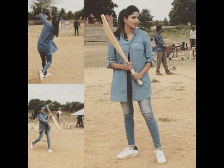 ಕ್ರಿಕೆಟ್ ಬ್ಯಾಟ್ ಹಿಡಿದು ಮೈದಾನಕ್ಕಿಳಿದ ರಚಿತಾ ರಾಮ್ !