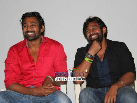 ಚಿರು, ಧ್ರುವ ಸರ್ಜಾ ಜೊತೆ ಕೂತು 'ಇರುವುದೆಲ್ಲವ ಬಿಟ್ಟು' ಸಿನಿಮಾ ನೋಡಿ