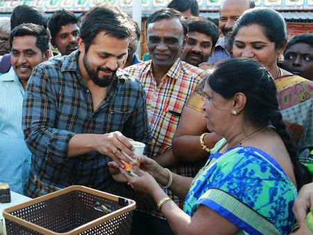 ದೇವಸ್ಥಾನದ ಮುಂದೆ ಗೋಲಿ ಸೋಡಾ ಮಾರಿದ 'ಚಿನ್ನಾರಿಮುತ್ತ' ವಿಜಯ್.!