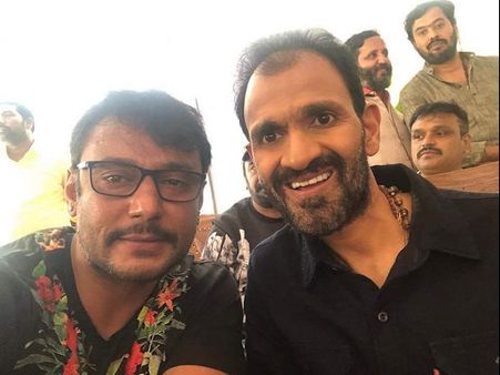 ದರ್ಶನ್ ಜೊತೆ ರಾಘಣ್ಣ ಸೆಲ್ಫಿ: ಅಪರೂಪದ ಭೇಟಿ ಹಿಂದಿನ ಕಾರಣ.?