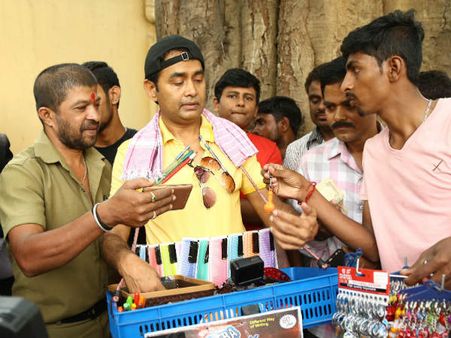 ಚಿಕ್ಕ ಹುಡುಗನ ಆರೋಗ್ಯಕ್ಕಾಗಿ ಪೆನ್ನು ಮಾರಿದ 'ಅಧ್ಯಕ್ಷ' ಶರಣ್