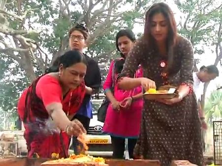 1001 ಮೆಟ್ಟಿಲುಗಳನ್ನು ಏರಿ ಚಾಮುಂಡಿ ದೇವಿಯ ದರ್ಶನ ಪಡೆದ ನಟಿ ಹರಿಪ್ರಿಯಾ