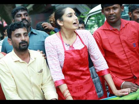 ರಿಯಲ್ ಸುದ್ದಿ: ಬೀದಿಬೀದಿಯಲ್ಲಿ ಸೌತೇಕಾಯಿ, ಮಾವಿನಕಾಯಿ ಮಾರಿದ ರಾಗಿಣಿ