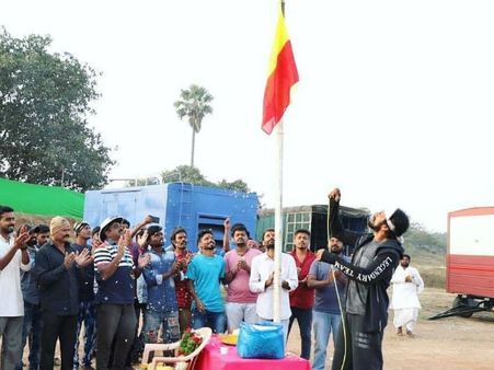 ಹೈದರಾಬಾದ್ ನಲ್ಲಿ, ಬರಿಗಾಲಿನಲ್ಲಿ ಕನ್ನಡ ಧ್ವಜ ಹಾರಿಸಿದ ಕಿಚ್ಚ